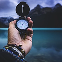 Présenter moins. Faire explorer davantage.